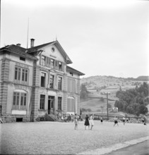 Ebnat-Kappel, children playing during break; 1945.