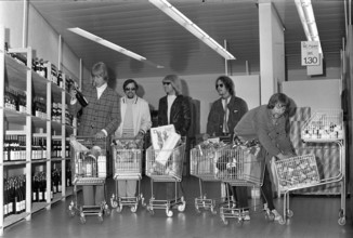 Toni Vescoli and Les Sauterelles shopping 1968.