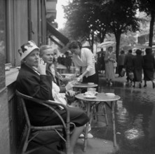 Tourists in rainy Zurich, 1957.