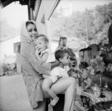 Elizabeth Taylor with their children in Gstaad 1962.