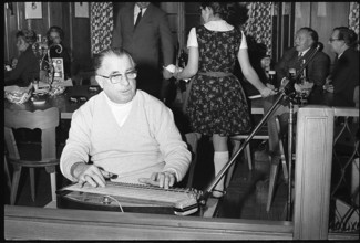 Opening day of a Wienerwald restaurant in Lucerne; zither player 1969.