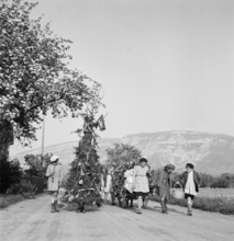 Children during Feuillu, 1944.