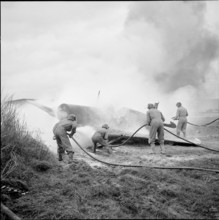Airport fire-brigade: exercise with dry powder, Kloten 1956.