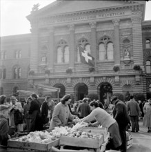 Berne; vegetable market at Bundesplatz; 1957.
