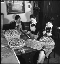 Swiss donation: producing badges, 1942.
