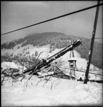 Jaun, 29 buildings destroyed by avalanche in the evacuated village; 1954.