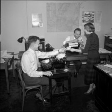 United Press, office Zurich: Editorial staff at teatime, 1957.
