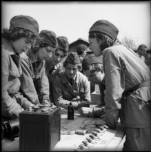 Women soldiers studying ignition of internal-combustion engine, Bülach 1960
