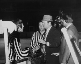 Cup game 1972: ZSC - SC Bern, coach Stu Robertson talking with referees