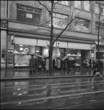 rationing; People queue in front of shoe shop; 1940