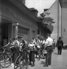 Road safety training and test for delivery boys; 1941