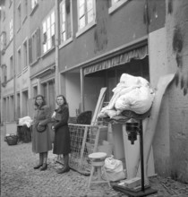 WW 2: bomb airdrop, dropping; women, furnishings, Schaffhausen 1944