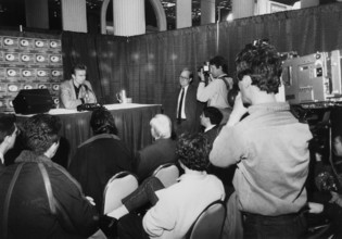 Masters Cup 1988: Jakob Hlasek with journalists