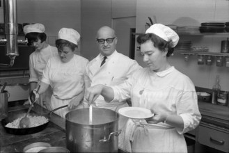 Bätterkinden, chef Max Hubler and cooks in the Restaurant Krone; 1967