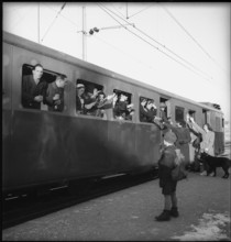 WW 2: Swiss Donation; Swiss medical mission, team on their way to Belgium, 1944