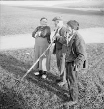 WW 2: elderly coutrywoman and farmers having a break, 1940