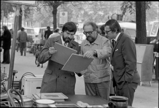 Shop talk at flea market in Zurich 1971
