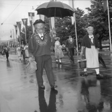 SAFFA fair 1958: procession on Switzerland founding cantons' day