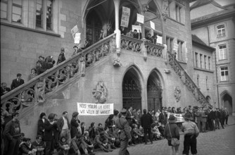 Silent march: protest action against the arrest of four of their members - mainly for Mrs. Tendon;