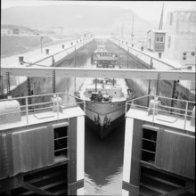 Sluice door at Birsfelden power station 1955