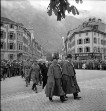 Voter's meeting Glarus 1940: Usher with General Guisan