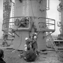 Refinery Collombey, assembly, workers pulling a rope; 1962