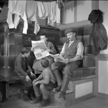 Family reading newspaper: Schweizerische Allgemeine Volks-Zeitung (SAVZ), 1939