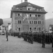 Mountain infantry regiment in front of Rathaus Schwyz 1959