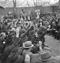 Voting at Nidwalden voter's meeting 1941