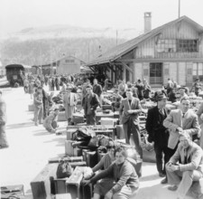 Arrival of Italian field workers in Brig; 1956