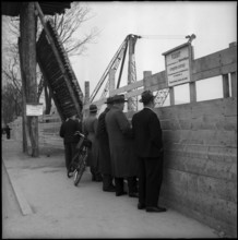 Spectators at the building site of Birsfelden power station 1951
