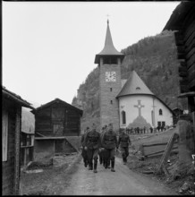 Herbriggen, threatened with landslide, soldiers in the evacuated village; 1959