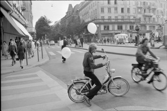 Supporting campaign for women's right to vote in Zurich, Limmatplatz 1969