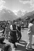 Dutch children are visiting Swiss children in Goldern.