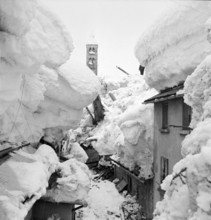 Airolo 1951, Airolo 1951, mass of snow on damaged roofs