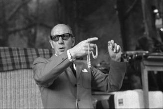 Geneva, auctioneer auctions jewelry; 1972