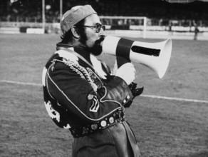 European Champions Cup 1976/77: FCZ - Glasgow Rangers; FCZ cheer leader Adolf Kaufmann with his