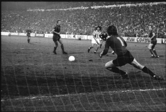 Cup winners cup 1975/76: FC Basel - Athletico Madrid; Keeper Reina