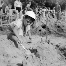 Competition for the most beautiful sandcastle; Geneva 1956