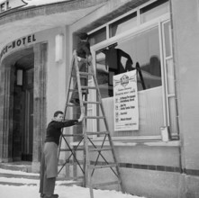Davos: Palace Hotel, men cleaning windows; 1949