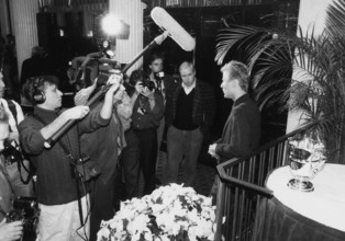 Masters Cup 1988: Jakob Hlasek with journalists