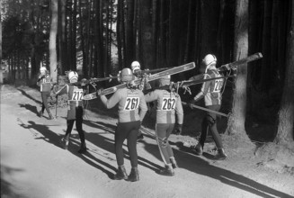 Winter Olympics in Innsbruck; skiers going on feet 1964