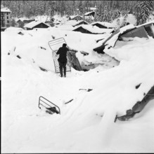 Fionnay VS, barracks of Grande Dixence SA destroyed avalanche; workers at clearing work, 1954