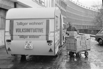 Denner initiative Living cheaper 1971: Karl Schweri with signed forms