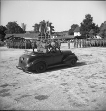 Standard bearers in cabriolet, Winterthur 1949