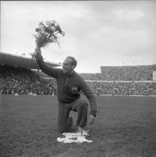 Olympic Games Helsinki 1952: Barthel, champion 1500m, flowers