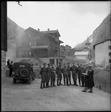 Herbriggen, threatened with landslide, soldiers in the evacuated village; 1959