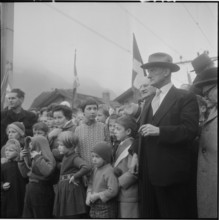 Alpnach, people waiting for Ludwig von Moos, newly elected federal councilor; 1959