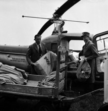 Glacier pilot Hermann Geiger unloading mail, post in Kloten, 1960