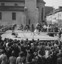 Confetti battle in the ring at carnival festivities 1946